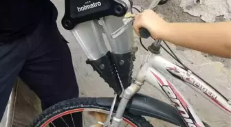 Hatay'da Yavru Kedi, Bisiklet Tekerleğinden Kurtarıldı
