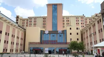 Diyarbakır'da Okulda Yemek Zehirlenmesi: 53 Öğrenci Hastaneye Kaldırıldı