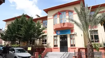 İstanbul'da 6.2 Büyüklüğündeki Deprem Sonrası 4 Okul Tahliye Edildi