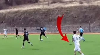 Kramponu çıkan futbolcunun yalın ayakla attığı gol ağızları açık bıraktı