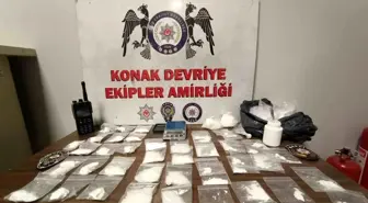 İzmir'de Motosikletle Uyuşturucu Ticareti Yapan 2 Kişi Tutuklandı