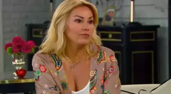 Pınar Altuğ süper minisiyle genç kızlara adeta taş çıkardı