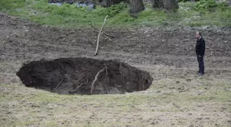 Sivas'ta tarlada 7 metre çapında obruk oluştu