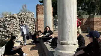 Selçuk'ta öğrenciler tarihi mekanlardan ilham alarak resim yaptı