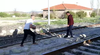Çankırı'da Müteahhitten Para Alamayan Ustalar Taşları Söküp Parçaladı