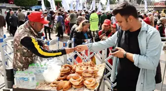 Adana'da 1 Mayıs Kutlaması ve Simitçilerin Mücadelesi