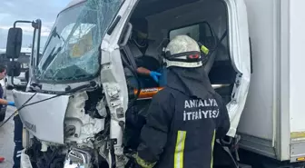 Antalya'da Zincirleme Kaza: Sürücü Sıkıştı, Hastaneye Kaldırıldı