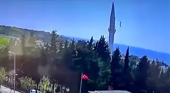 İstanbul'daki Depremde Yeni Camii'nin Minaresi Hasar Gördü