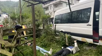 Düzce'de İşçileri Taşıyan Minibüs Ağaca Çarpınca 8 Yaralı
