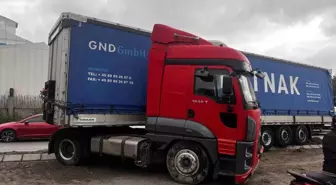 Esenyurt'ta Kontrolden Çıkan Tır, Refüje Çarptı