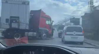 Esenyurt’ta TIR Refüj Direğine Çarptı, Trafik Yoğunluğu Oluştu