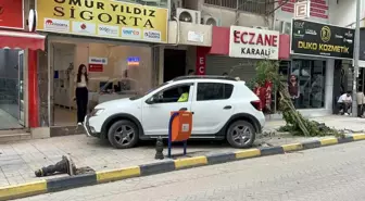 Hatay'da Fren Yerine Gaza Basan Sürücü Kaldırıma Çıktı