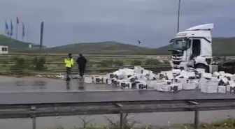 Gaziantep'te Çikolata Yüklü TIR Devrildi