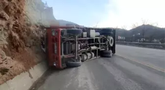 Kastamonu'da Meyve ve Sebze Yüklü Kamyon Devrildi