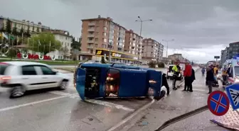Çorum'da Trafik Kazası: Otomobil Bilgilendirme Levhasına Çarptı