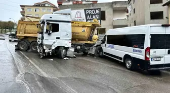 Pendik'te Kontrolden Çıkan Hafriyat Kamyonu Zincirleme Kazaya Neden Oldu