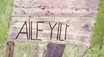 Tarlasına traktörüyle 'Aile Yılı' yazdı