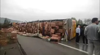 Sapanca'da TIR Devrildi, Otoyol Ulaşımı Kapandı