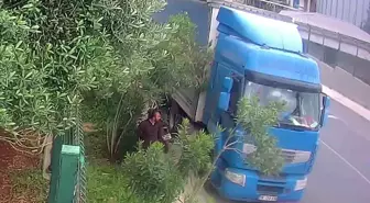 Adana'da Motosikletli Hırsız, Park Halindeki Tırdan Telefon Çaldı