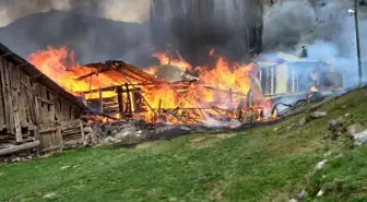 Artvin'de Büyük Yangın: 3 Ev Kullanılamaz Hale Geldi