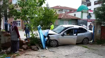 Kırıkkale'de Otomobilin Bahçe Duvarına Çarpması Sonucu 2 Yaralı