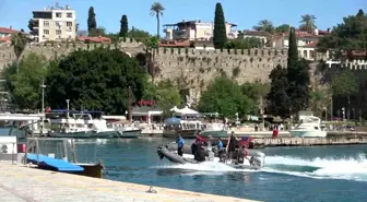 Antalya'da motorbot arızalandı, 3 kişi deniz polisi tarafından kurtarıldı