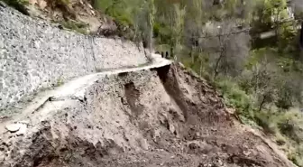 Artvin'de Heyelan Anı İş Makinesi Operatörü Tarafından Kaydedildi