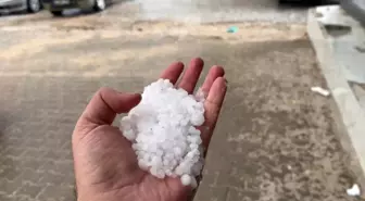 Adıyaman'da Dolu Yağışı İlçe Merkezini Beyaza Bürüdü