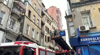 Beyoğlu'nda İş Yeri Bacasında Yangın