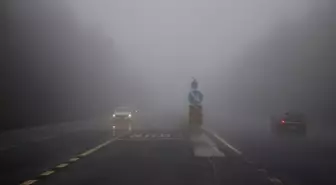 Bolu Dağı'nda Yoğun Sis, Görüş Mesafesini 30 Metreye Düşürdü