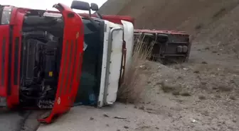 Erzincan-Sivas Kara Yolunda Tır Devrildi: Sürücü Yaralandı