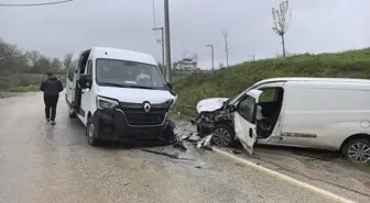 İnegöl'de Servis Minibüsü ile Hafif Ticari Araç Kafa Kafaya Çarpıştı: 13 Yaralı