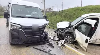 İnegöl'de Servis Minibüsü ile Hafif Ticari Araç Kafa Kafaya Çarpıştı: 13 Yaralı