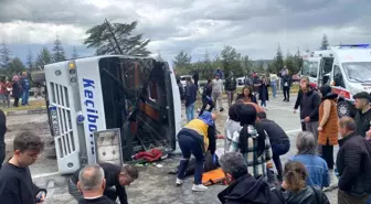Isparta-Afyonkarahisar Karayolunda Midibüs Devrildi: Çok Sayıda Yaralı
