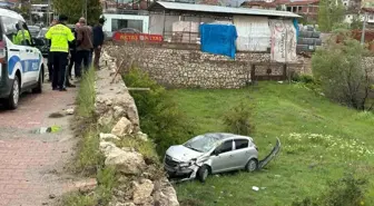 Malatya'da Otomobil Bahçeye Uçtu: 2 Yaralı
