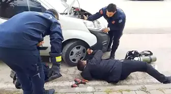 Bursa'da Araç Motoruna Sıkışan Kedi Kurtarıldı