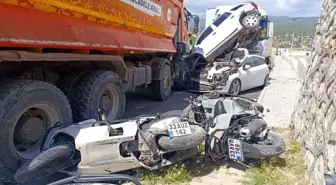 Mersin'de Kamyon, Motosikletlere Çarptı: Yaralı Yok