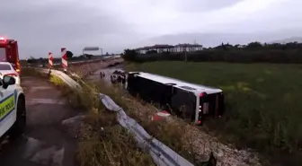 Manisa'da Yolcu Otobüsü Şarampole Devrildi: 10 Yaralı