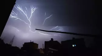 Nusaybin'de Fırtına ve Şimşekler Geceyi Aydınlattı