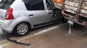 İnegöl'de Yağış Nedeniyle Trafik Kazası: Sürücü Yaralandı