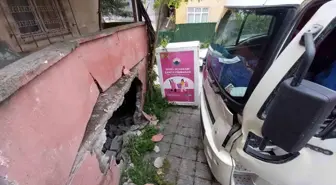 Samsun'da Park Halindeki Kamyon Metruk Bina Duvarını Yıktı