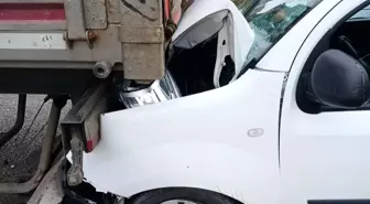 Samsun'da Trafik Kazası: Hafif Ticari Araç Tıra Çarptı
