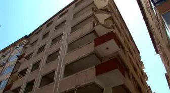 İstanbul'da Yıkım Halindeki Binanın Balkonu Çöktü, Bir Kişi Yaralandı