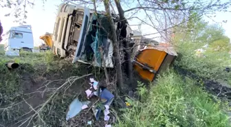 Çanakkale'de Kömür Yüklü Kamyon Devrildi: Sürücü Yaralandı