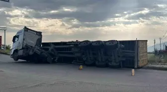 Gaziantep'te Pamuk Yüklü Tır Virajda Yan Yattı