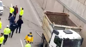 Sinop'ta Trafik Kazası: Kamyon Duvara Çarptı, Sürücü Yaralandı