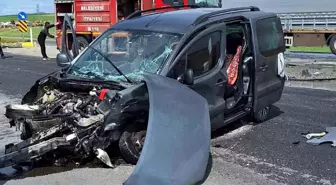Kırıkkale'de Kamyonet ve Otomobil Çarpıştı: 3 Yaralı