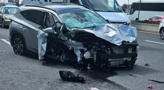 Ankara'da Durakta Bekleyenlere Araç Daldı: 2 Yaralı