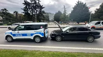 Samsun'da Polis Aracına Arkadan Çarpan Otomobil Maddi Hasara Neden Oldu