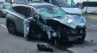 Ankara'da Otomobil Üst Geçit Ayağına Çarptı: İki Yaralı